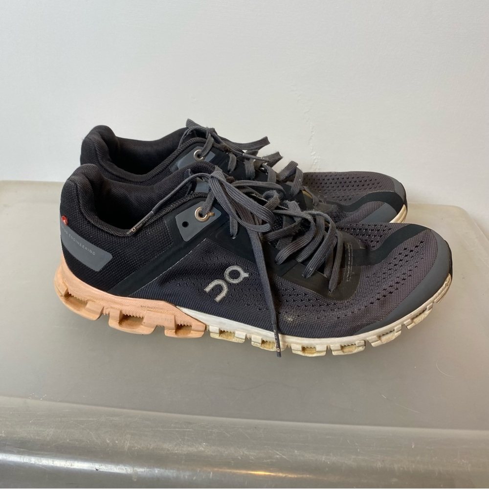 On Cloudflow Running Black Gray Athletic Shoes Women’s 8